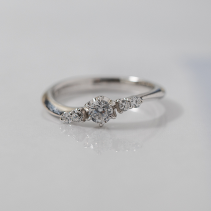 【Smith(工房スミス)】【オーダーメイド】柔らかいウェーブにシャトンががついた華やかなエンゲージリング