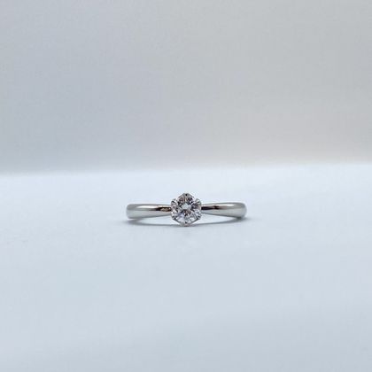 【Smith(工房スミス)】【隠れ家工房でつくる】トップに向かって絞りのある王道かつシンプルなテイストのエンゲージリング