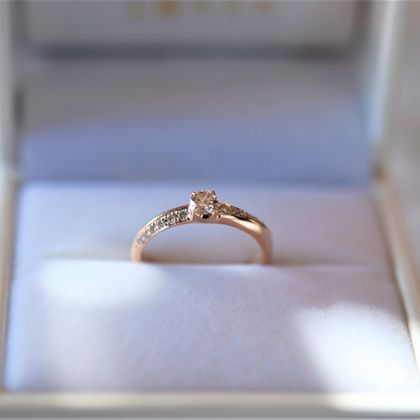 【Smith(工房スミス)】【隠れ家工房でつくる】斜めにメレダイヤが配置されたエンゲージリング