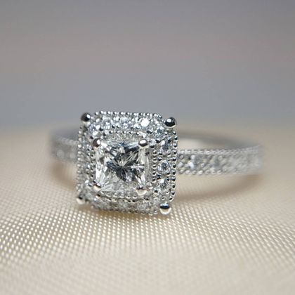 【BRIDGE ANTWERP BRILLIANT GALLERY(ブリッジ・アントワープ・ブリリアント・ギャラリー)】プリンセスカットが美しいミルグレイン婚約指輪