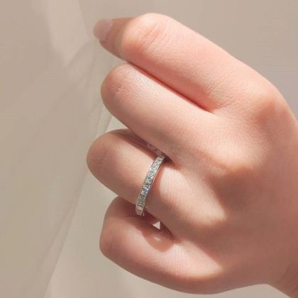 【BRIDGE ANTWERP BRILLIANT GALLERY(ブリッジ・アントワープ・ブリリアント・ギャラリー)】トリプルエクセレントのプリンセスカットダイヤモンドを使用した特別なエタニティリングStarRay