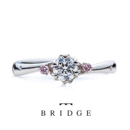 【BRIDGE ANTWERP BRILLIANT GALLERY(ブリッジ・アントワープ・ブリリアント・ギャラリー)】ピンクダイヤモンドがオシャレでかわいいお花モチーフの婚約指輪　Spring Primrose 春の足音～雪割り草～