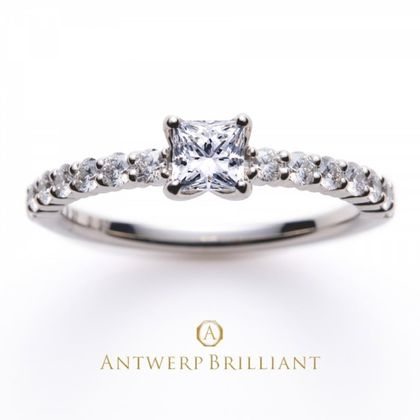 【BRIDGE ANTWERP BRILLIANT GALLERY(ブリッジ・アントワープ・ブリリアント・ギャラリー)】華やかでオシャレなプリンセスカットダイヤモンドをセッティングしたかわいい婚約指輪 ”D line Star”D line Star” Princess Cut Diamond Line Ring