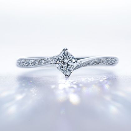 【BRIDGE ANTWERP BRILLIANT GALLERY(ブリッジ・アントワープ・ブリリアント・ギャラリー)】デビュー半年で人気No.1にトリプルエクセレントのプリンセスカット婚約指輪　Lightning