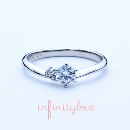 【BRIDGE ANTWERP BRILLIANT GALLERY(ブリッジ・アントワープ・ブリリアント・ギャラリー)】アシンメトリーなVラインがオシャレで可愛いMoon 月　ムーン