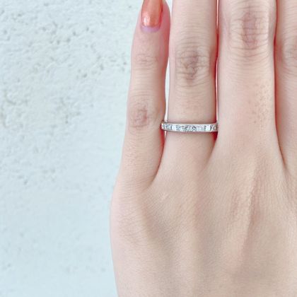 【BRIDGE ANTWERP BRILLIANT GALLERY(ブリッジ・アントワープ・ブリリアント・ギャラリー)】オシャレでかわいいハーフエタニティはプリンセスカットダイヤモンドの結婚指輪が　Star Ray
