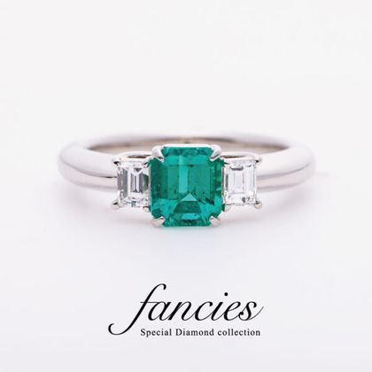 【BRIDGE ANTWERP BRILLIANT GALLERY(ブリッジ・アントワープ・ブリリアント・ギャラリー)】Emerald platinum engagement ring