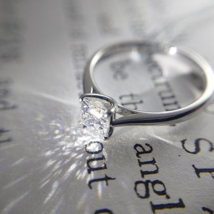 【BRIDGE ANTWERP BRILLIANT GALLERY(ブリッジ・アントワープ・ブリリアント・ギャラリー)】人とは違うシンプルでオシャレなプリンセスカットダイヤモンドの婚約指輪マジェスティ