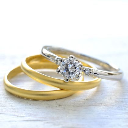 【湘南彫金工房 andfuse】【手作り結婚指輪婚約指輪同時製作コース】18金イエローゴールドの手作り結婚指輪（鍛造製法）と両側にダイアをセットした手作り婚約指輪（鋳造製法）