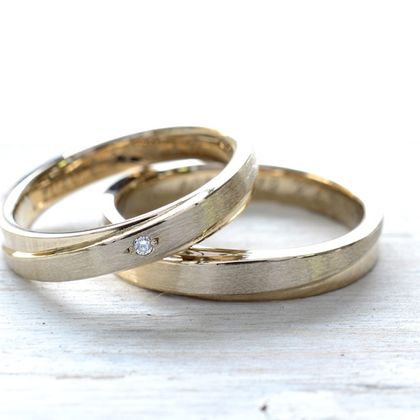 【湘南彫金工房 andfuse】【手作り結婚指輪デザインワックスコース】斜めに入ったラインにダイアをセッティングした18金シャンパンゴールドの手作り結婚指輪