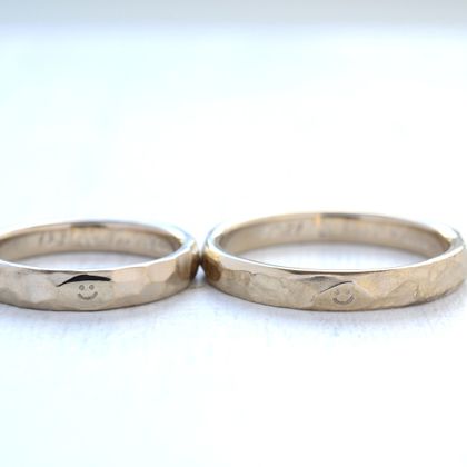 【湘南彫金工房 andfuse】【手作り結婚指輪ワックスコース】18金シャンパンゴールドに やすり目を残したナチュラルで素敵な結婚指輪です。スマイルの彫刻がかわいい！ ｜湘南彫金工房 andfuseの結婚指輪