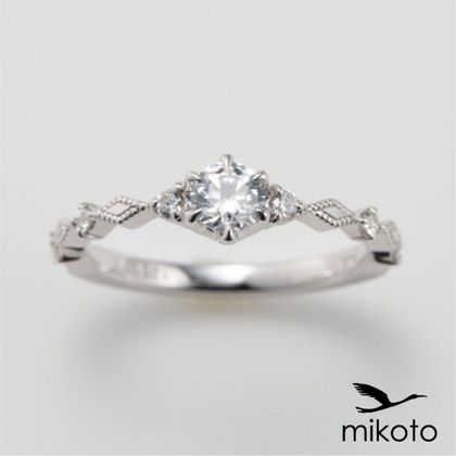 【鶴(mikoto)】【19EN-013】ミルグレインをふんだんに施したアンティーク調な婚約指輪
