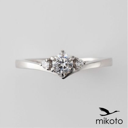 【鶴(mikoto)】【22EN-030】 中心がすっきり下がるV字のフォルムの婚約指輪
