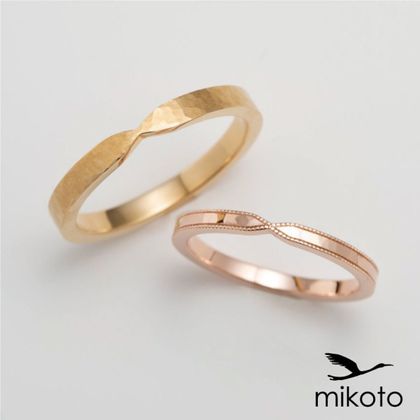 【鶴(mikoto)】【19MA-028】婚約指輪との重ね付けに最適なリボンデザインの結婚指輪