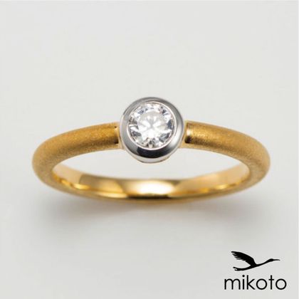【鶴(mikoto)】【19EN-009】マットなテクスチャと2色の組み合わせが印象的な覆輪留め（フクリン留め）の婚約指輪