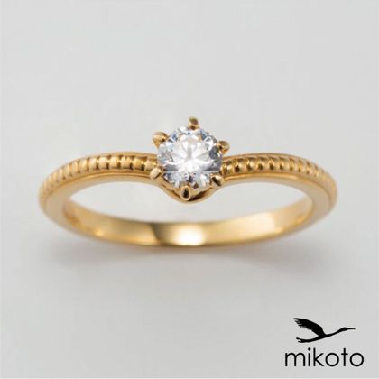 【鶴(mikoto)】【19EN-012】優しくV字にカーブしたアームが優美な印象のミルグレインを施した婚約指輪
