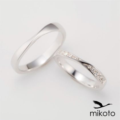 【鶴(mikoto)】【18MA-010a】重ね付けにぴったりなウェーブデザインの結婚指輪