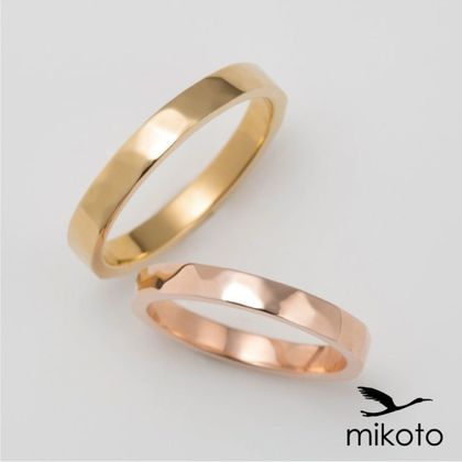 【鶴(mikoto)】【18TE-008】クラフト感漂う鎚目テクスチャーのゴールドの結婚指輪