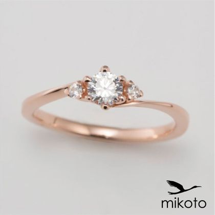 【鶴(mikoto)】【18EN-007】ピンクゴールドにサイドメレをあしらったキュートな婚約指輪
