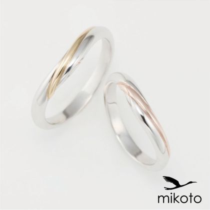 【鶴(mikoto)】【18MA-022】おふたりの縁を繋ぐように中心に入ったラインがアクセントになる結婚指輪