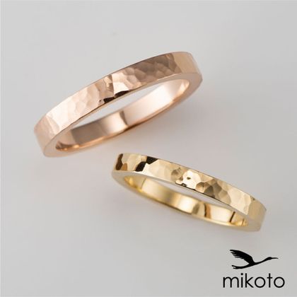 【鶴(mikoto)】【18TE-007（鍛造）】平打ちのフォルムに光沢の鎚目を施した鍛造製法の結婚指輪