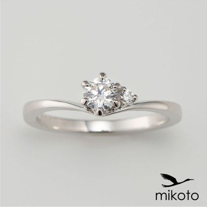 【鶴(mikoto)】【22EN-024】細くシェイプされたフォルムのシンプルな婚約指輪