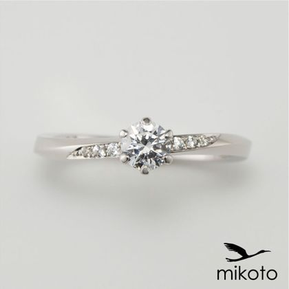 【鶴(mikoto)】【22EN-022】ひねりながらウェーブを描くすっきりとしたフォルムの婚約指輪