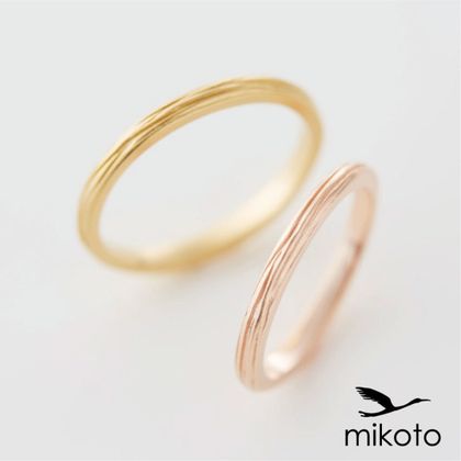 【鶴(mikoto)】【18MA-014】木目の彫り模様を施したゴールドの結婚指輪