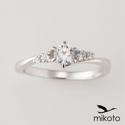 【鶴(mikoto)】【22EN-017】ダイヤモンドを抱えたウェーブがエレガントな婚約指輪