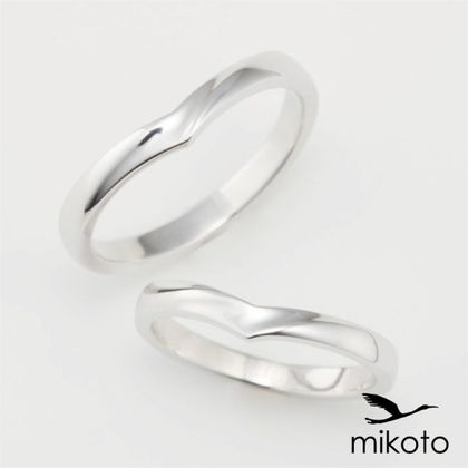 【鶴(mikoto)】【18MA-018】緩やかにさがるV字の形が手元を優雅にみせてくれる結婚指輪