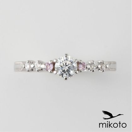 【鶴(mikoto)】【22EN-026】ピンクサファイアを両脇に留めた婚約指輪