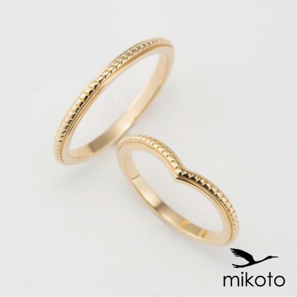 【鶴(mikoto)】【18MA-016】ミルグレインを施した細身のV字デザインの結婚指輪