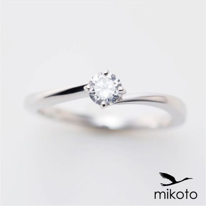【鶴(mikoto)】【18EN-005】ダイヤモンドを優しく包み込んだウェーブフォルムの婚約指輪