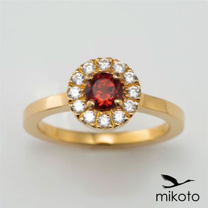 【鶴(mikoto)】【18EN-002G】ガーネットが個性的なゴールドのおしゃれな婚約指輪