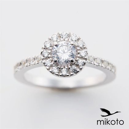 【鶴(mikoto)】【18EN-002】取り巻きダイヤモンドが手元に美しく輝く婚約指輪