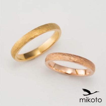 【鶴(mikoto)】【18TE-007】槌目にマット（つや消し）加工を施したゴールドの結婚指輪