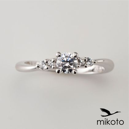 【鶴(mikoto)】【20EN-015】S字にカーブしたエレガントな印象の婚約指輪