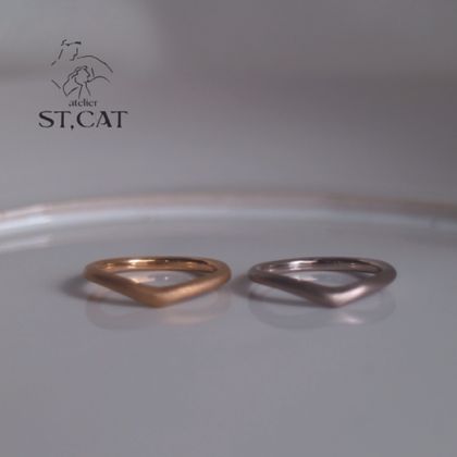 【atelier ST, CAT(アトリエ エスティーキャット)】モダンに生まれ変わるV字リング【オーダー結婚指輪】Twig
