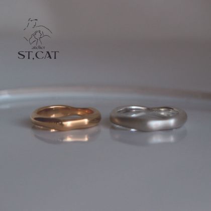 【atelier ST, CAT(アトリエ エスティーキャット)】裸婦の彫刻を彷彿とさせる、麗しい厚み。【オーダー結婚指輪】Loop