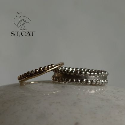 【atelier ST, CAT(アトリエ エスティーキャット)】1つずつ手作業で仕上げる愛らしい個性【オーダー結婚指輪】ドット加工リング