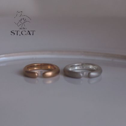 【atelier ST, CAT(アトリエ エスティーキャット)】2つの端が見つめ合うようなデザイン【オーダー結婚指輪】Klimt