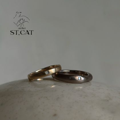【atelier ST, CAT(アトリエ エスティーキャット)】クールで洗練されたスクエアダイヤ【オーダー結婚指輪】スクエアストーンセッティング