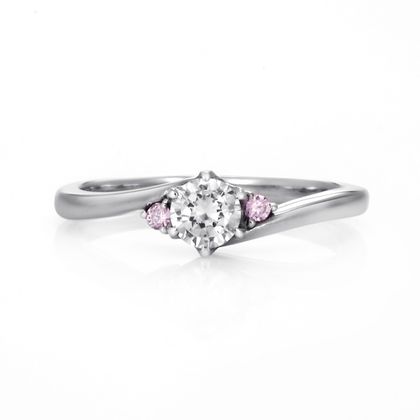 【DIAMOND DOT LAB(ダイアモンド ドット ラボ)】TOE-082　エンゲージリング　/  ピンクダイヤモンドをサイドから包み込んだリングです。