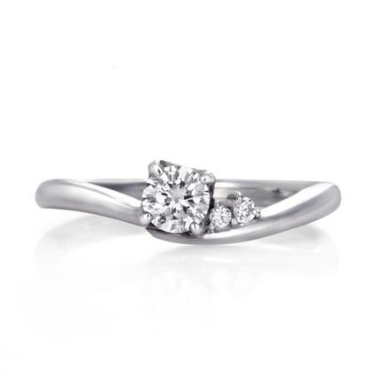 【DIAMOND DOT LAB(ダイアモンド ドット ラボ)】TOE-076　エンゲージリング　/   曲線に拘った婚約指輪です。