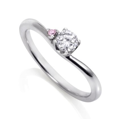 【DIAMOND DOT LAB(ダイアモンド ドット ラボ)】TOE-137　エンゲージリング　/   アシンメトリーに留められたピンクダイヤが心くすぐる婚約指輪です。