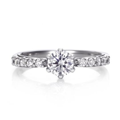 【DIAMOND DOT LAB(ダイアモンド ドット ラボ)】TOE-004　エンゲージリング　/   ダイヤモンドが贅沢にあしらわれ、側面も美しい婚約指輪です。