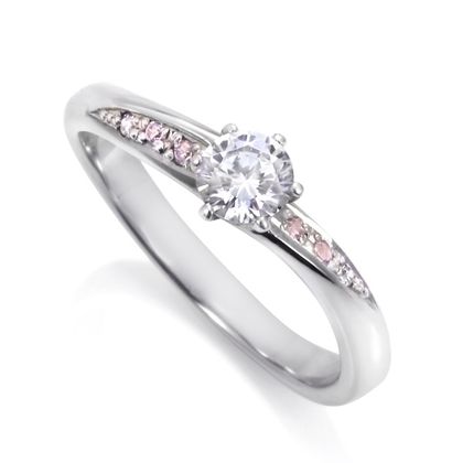 【DIAMOND DOT LAB(ダイアモンド ドット ラボ)】TOE-128　エンゲージリング　/   柔らかなウェーブラインとピンクダイヤが優しく馴染むリングです。