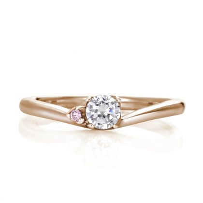 【DIAMOND DOT LAB(ダイアモンド ドット ラボ)】Yukitsubaki【雪椿・ユキツバキ】のエンゲージジリング(婚約指輪)。