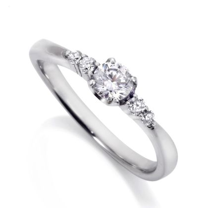 【DIAMOND DOT LAB(ダイアモンド ドット ラボ)】TOE-071　エンゲージリング　/   指に馴染んでくれる緩やかなウェーブリングです。