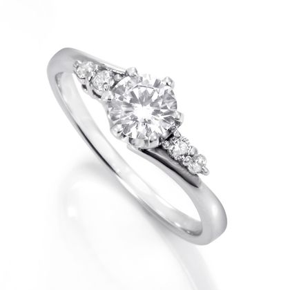 【DIAMOND DOT LAB(ダイアモンド ドット ラボ)】TOE-139　エンゲージリング　/   ゴージャスな婚約指輪です。